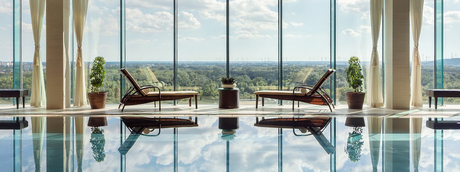 Bazén na 11. poschodí ponúka unikátny výhľad na okolitú krajinu