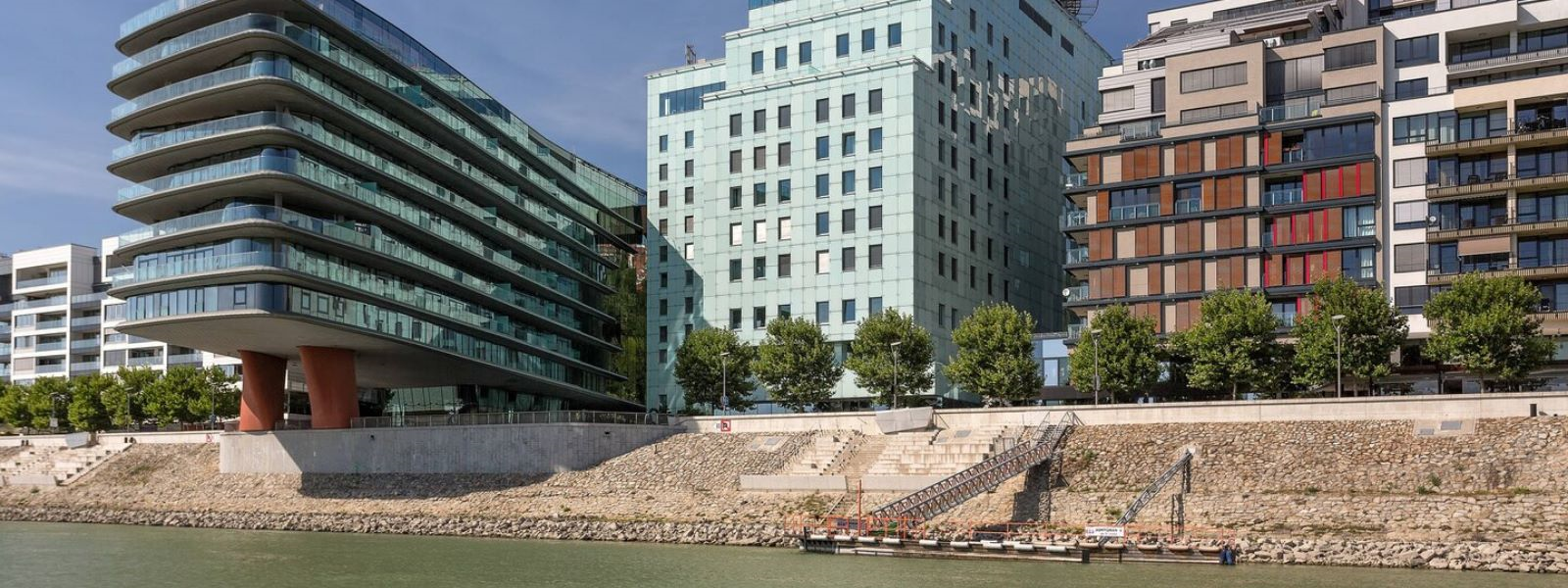 Bazén na 11. poschodí ponúka unikátny výhľad na okolitú krajinu