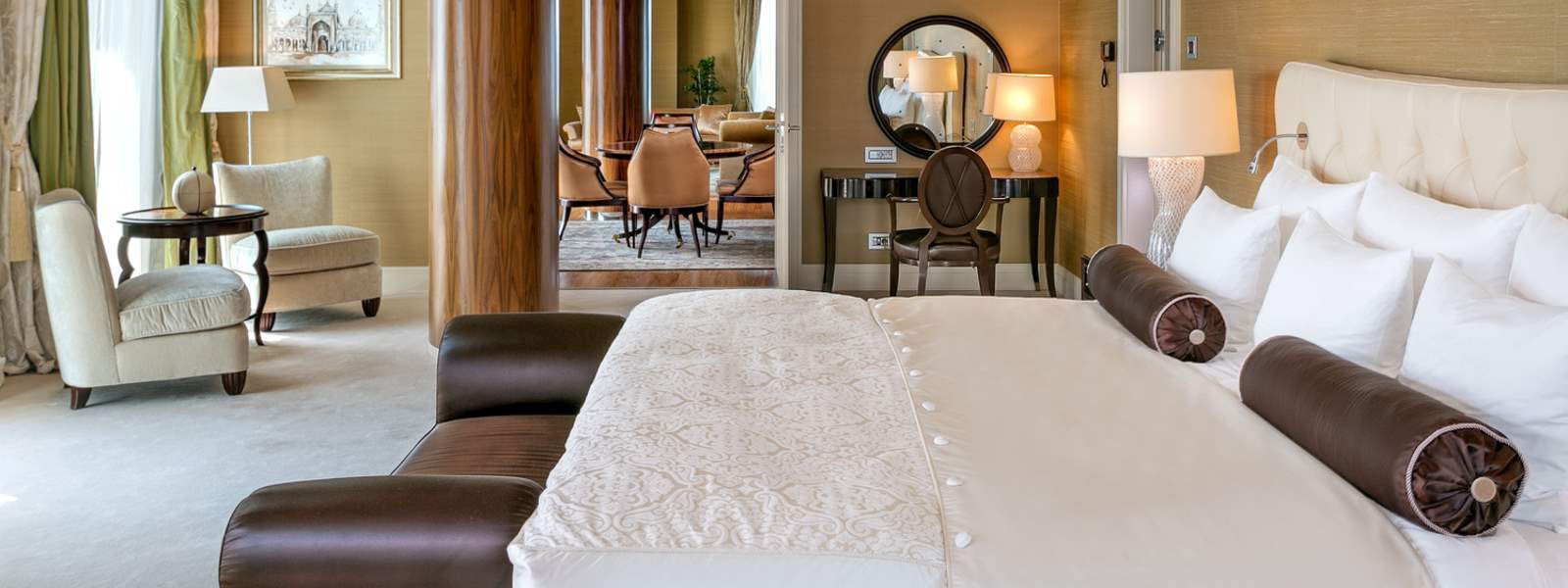 Bazén na 11. poschodí ponúka unikátny výhľad na okolitú krajinu